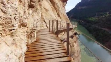 Caminito del Rey yolunda yürüyen birinin çarpıcı bir bakış açısı. Antequera, İspanya