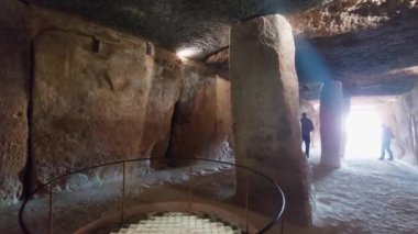 Menga Dolmen 'in içinden bir video. Antequera, İspanya