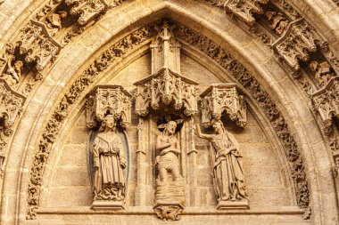 Sevilla Katedrali 'nin batı cephesindeki vaftiz portalının fotoğrafı.