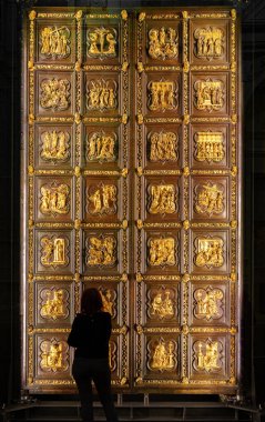 Florence, İtalya, 5 Ocak 2024 Florence Baptistery 'nin kuzey kapısına bakan kadın. Lorenzo Ghiberti. Yeni Ahit 'ten sahneler. Duomo Eserleri Müzesi