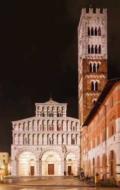 Lucca 'daki Saint Martin Katedrali' nin gece manzarası. İtalya. Dikey çekim