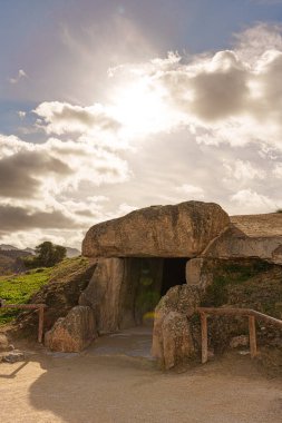 Antequera Dolmens Sitesi 'ndeki Menga Dolmen Girişinin Fotoğrafı. Dikey çekim