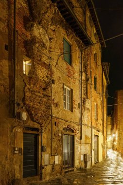 Geceleri Lucca 'daki Amfitiyatronun meydanını çevreleyen evlerin dış cephesi. İtalya