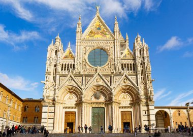 Siena Katedrali 'nin ana cephesinin fotoğrafı. İtalya