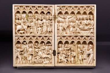 Florence, İtalya, 6 Ocak 2024: Çocukluktan ve İsa 'nın Tutkusundan sahneler. Fildişi. Fransa, 14. yüzyıl. Bargello Müzesi