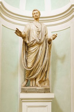 Floransa, İtalya, 4 Ocak 2024, Octavian 'ın başıyla birlikte Togate Man' in heykeli. Uffizi Galerisi