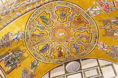 Floransa, İtalya, 5 Ocak 2024: San Giovanni 'de Meryem Ana, Vaftizci Yahya ve peygamberlerle çevrili Tanrı' nın Kuzusu ile mozaik. Florence Baptistery