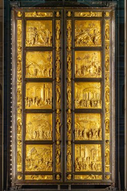 Florence, İtalya, 5 Ocak 2024, Cennetin Orijinal Kapıları. Florence Baptistery 'nin batı kapısı. Lorenzo Ghiberti. Duomo Eserleri Müzesi.