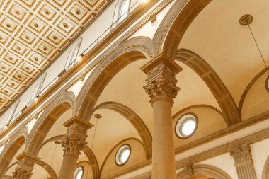 Floransa, İtalya, 5 Ocak 2024: Filippo Brunelleschi 'nin eseri San Lorenzo Bazilikası' nın iç kısımları