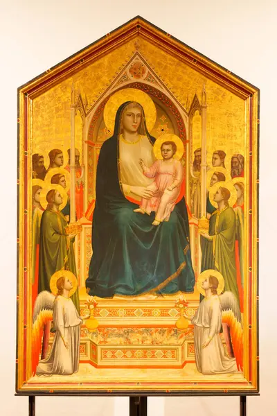 Floransa, İtalya, 4 Ocak 2024: Madonna ve çocuğu melekler ve azizler tarafından tahta çıkarıldı. Ognissanti Maesta. Giotto di Bondone. Uffizi Galerisi