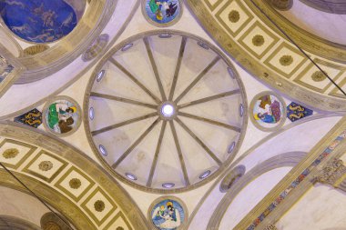 Floransa, İtalya, 6 Ocak 2024: Santa Croce Bazilikası Pazzi Şapeli. Brunelleschi