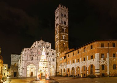 Lucca 'daki Saint Martin Katedrali' nin gece manzarası. İtalya
