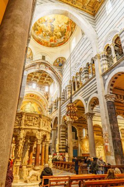 Pisa, İtalya, 2 Ocak 2024: Pisa katedralinin iç manzarası. İtalya. Dikey çekim