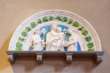 Floransa, İtalya, 6 Ocak 2024: Meleklerden olma çocuk sahibi Madonna. Luca della Robbia. Bargello Müzesi