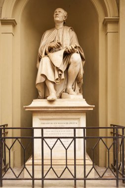 Floransa Katedrali 'nin eteğindeki Filippo Brunelleschi heykeli kendi tasarladığı kubbeye bakıyordu.