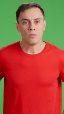 Eleman patronun ofisine girer ve patron ona kovulduğunu söyler. Orta boy, kırmızı tişört ve yeşil krom anahtar arka plan