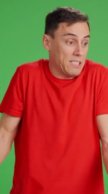 Çalışan patronundan maaş zammı istiyor ama o hayır diyor. Orta boy, kırmızı tişört ve yeşil krom anahtar arka plan.