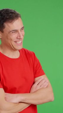 Adam iğneleyici bir anlaşma sergiliyor, espritüel ve ilişkilendirilebilir bir şekilde yeşil ekran arka planında gerçek hoşnutsuzluğu maskeliyor.