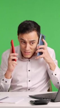 Yeşil ekranda birden fazla görevi yöneten stresli ofis çalışanı