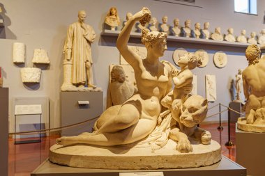 Floransa, İtalya, 5 Ocak 2024: faun ve panterli Bacchae. Francesco Pozzi. Accademia Galerisi. Floransa