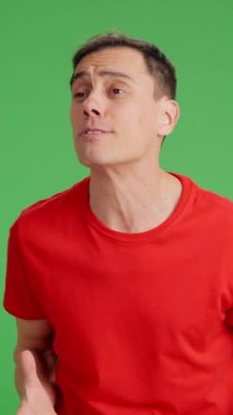 Kaba ve eğitimsiz bir adam sokakta kadınlarla flört ediyor, arkadaşlarıyla gülüyor. Orta boy, kırmızı tişört ve yeşil krom anahtar arka plan.