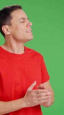 Vicdansız adam birini aldatıyor. Şarlatan, yalancı, yeşil perde arkasında duman üfleyen