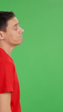 Bir adam sakince yürürken görülüyor ama onu korkutan bir şey fark ediyor ve yeşil ekranda tek başına kaçıyor.