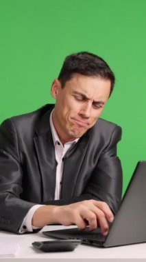 Başarılı multimilyoner işadamı kameraya güvenle gülümsüyor. Krom yeşil arkaplan