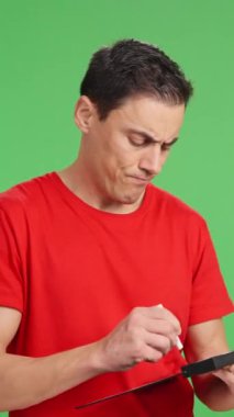 Film yönetmeni yeşil ekran arka planında klaket kullanıyor