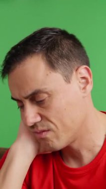 Kanepede oturan üzgün adam yeşil ekranda bir mesaj bekliyor. Sevdiği kişi ona yazmıyor.