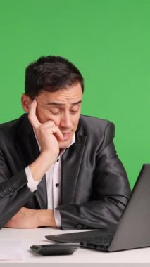 İş adamı video görüşmesinde konuşuyor. Krom yeşil arkaplan