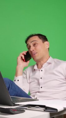 Tembel çalışan çalışmak yerine ayakları masanın üstünde telefonla konuşuyor ve geldiğinde neredeyse patronu tarafından yakalanıyordu. Yeşil ekran arkaplanı