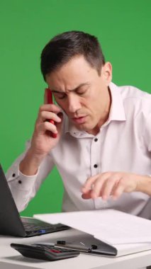 Yeşil ekranda birden fazla görevi yöneten stresli ofis çalışanı