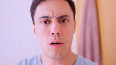 Şaşırmış adam, banyodaki beklenmedik bir olaya şok ve inançsızlıkla tepki veriyor. Şaşırdığını ve endişelendiğini söylüyor.