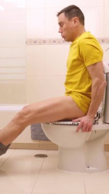 Adam tuvalette otururken ciddi ishal oluyor.