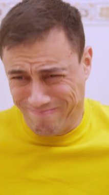 Banyodaki adam korkunç bir çabadan ve telefondan sonra burayı boşaltmayı başarıyor.