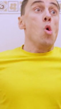 Sarı tişörtlü adam tuvalette oturuyor ve ishalden muzdarip.