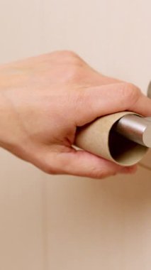 Boş bir tuvalet kağıdını yenisiyle değiştirirken ellerinizi kapatın.