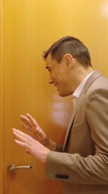 İş adamı karısının hazırlanmasını sabırsızlıkla bekliyor.