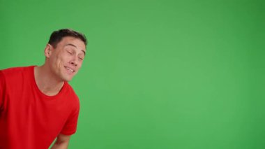 Yan taraftan gülümseyen ve fotokopi alanına bakan bir adam. Orta resim, kırmızı tişört ve yeşil krom anahtar arka plan..