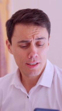 Narsist adam banyo aynasında çeşitli selfie 'ler çekiyor, komik suratlar ve ifadeler yapıyor.