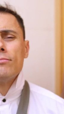 İyimser iş adamı banyo aynasının önünde kravatını düzeltiyor.