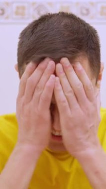 Banyoda şiddetli karın ağrısı çeken bir adam.