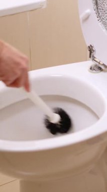 Tuvalet temizleme işlemini kapat, hijyen ve banyo bakımını vurgula