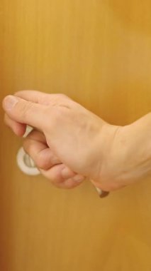 Adam banyo kapısını açar, içeri girer ve kapatır.
