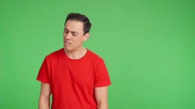 Mutluluktan üzüntüye, yeşil ekranda çeşitli duygular ifade eden bir adam.