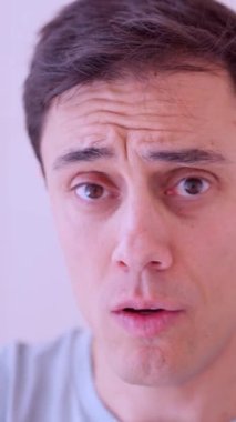 Taze nefes ve ağız temizliği için ağız gargarasıyla gargara yapan bir adam.