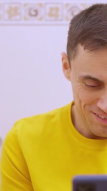 Adam mutlu bir şekilde tuvalette akıllı telefon kullanıyor ve ona acele etmesi söyleniyor.