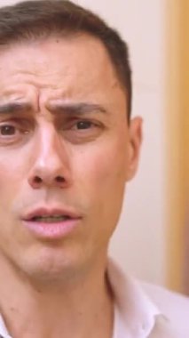 Narsist bir adam saçını tarıyor ve aynanın önünde komik suratlar yapıyor.