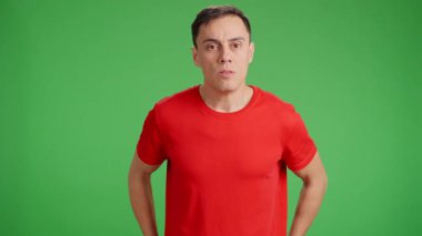 Eleman patronun ofisine girer ve patron ona kovulduğunu söyler. Orta boy, kırmızı tişört ve yeşil krom anahtar arka plan